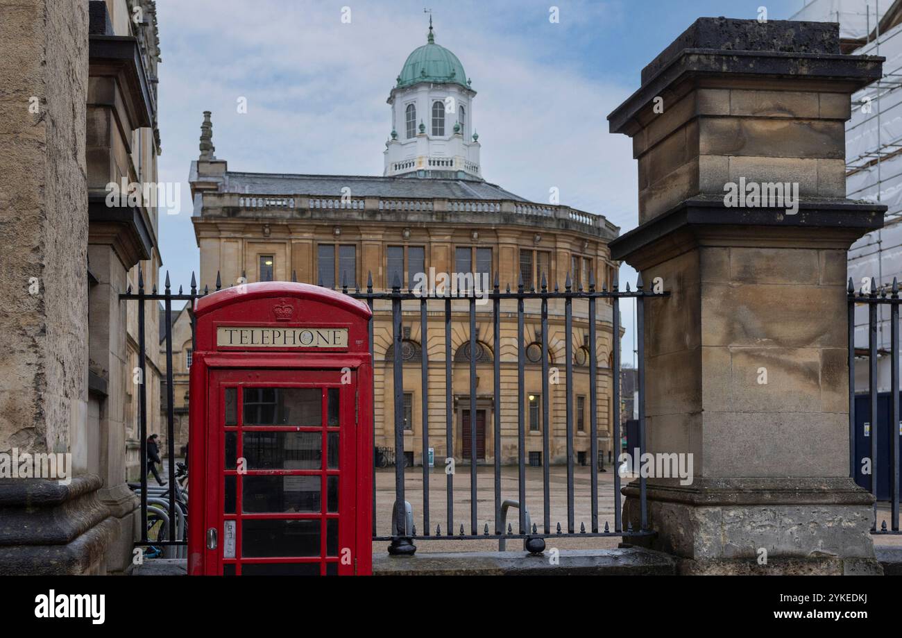 Oxford, Royaume-uni, 19 décembre 2023 Radcliffe Camera, construit en 1737-49, fait partie de la Bodleian Library de l'Université d'Oxford Banque D'Images