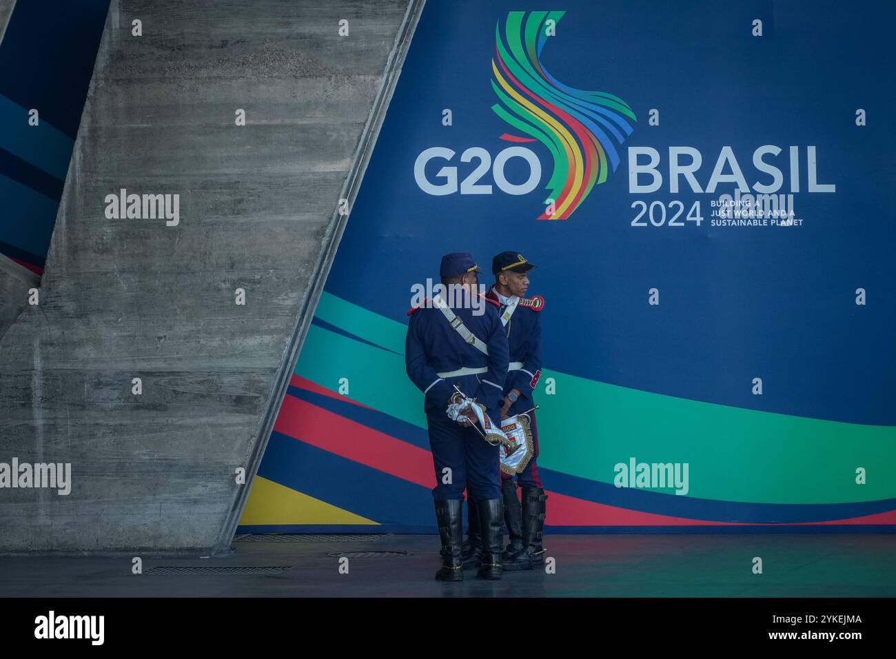 Rio de Janeiro, Brésil. 18 novembre 2024. Les soldats attendent sur le terrain du sommet du G20 l'arrivée des chefs d'État et de gouvernement des principales puissances économiques de tous les continents. Le premier jour du sommet, les deux thèmes mentionnés ci-dessus sont à l’ordre du jour officiel. Cependant, les discussions de deux jours porteront également sur les guerres en Ukraine et au moyen-Orient, la lutte contre le changement climatique et la situation économique mondiale. Crédit : Kay Nietfeld/dpa/Alamy Live News Banque D'Images