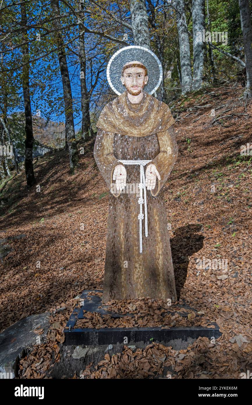 Statue en mosaïque de Saint François avec stigmates, Sanctuaire de la Verna, Parc National de Foreste Casentinesi Monte Falterona e Campigna, Toscane, Italie Banque D'Images