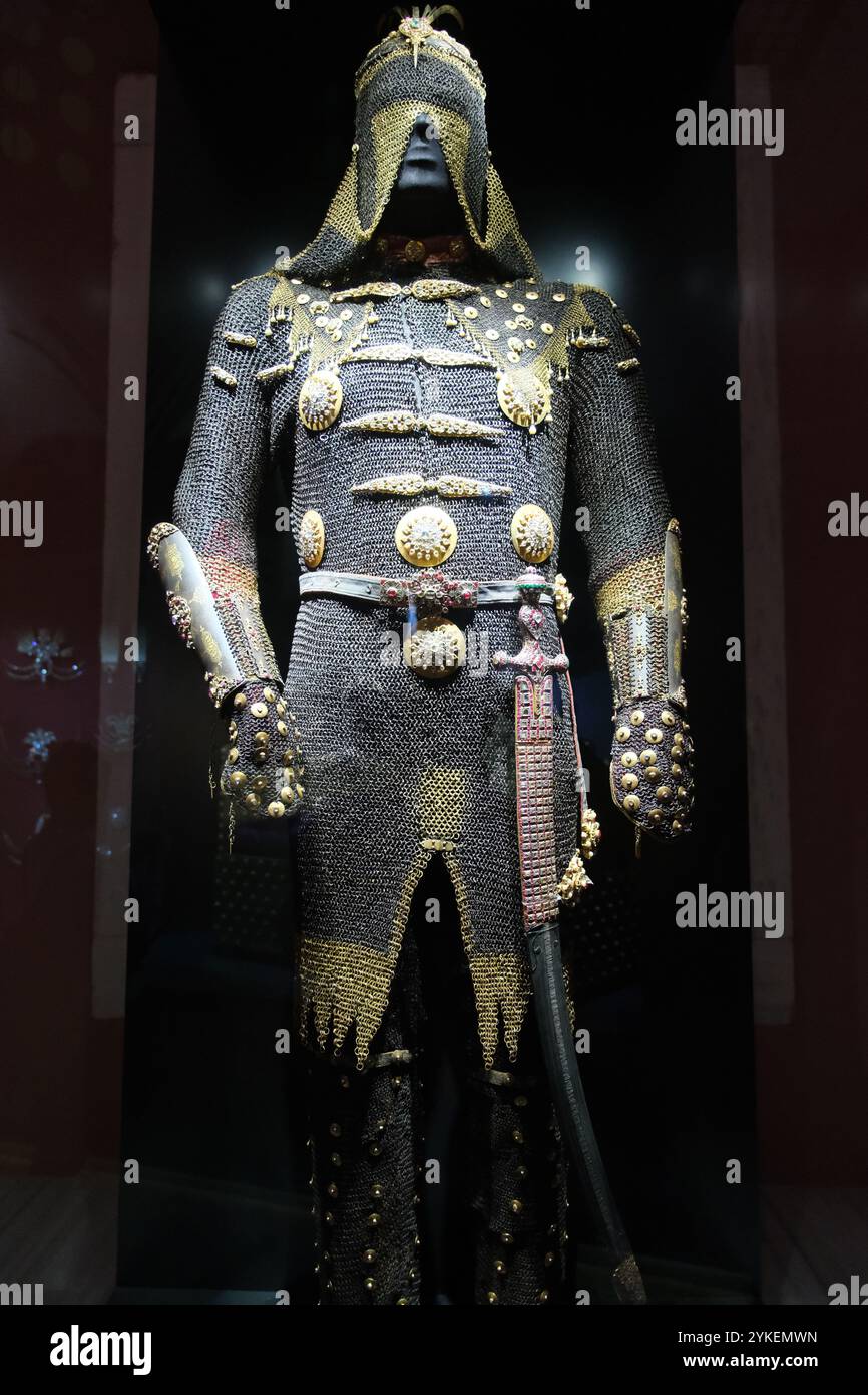 Istanbul, Turquie-Sep.27th 2024 : costume d'armure du sultan Mustafa III. Exposition au palais de Topkapı Banque D'Images