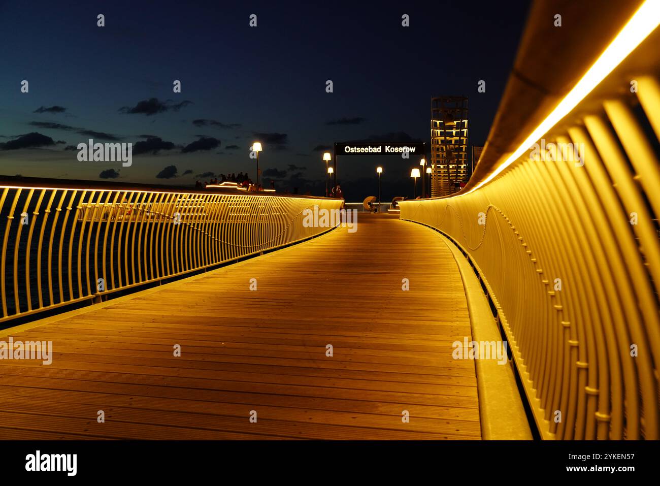 Vue et débarcadère sur Usedom à Koserow. Prise de vue nocturne avec une belle ambiance lumineuse. Banque D'Images