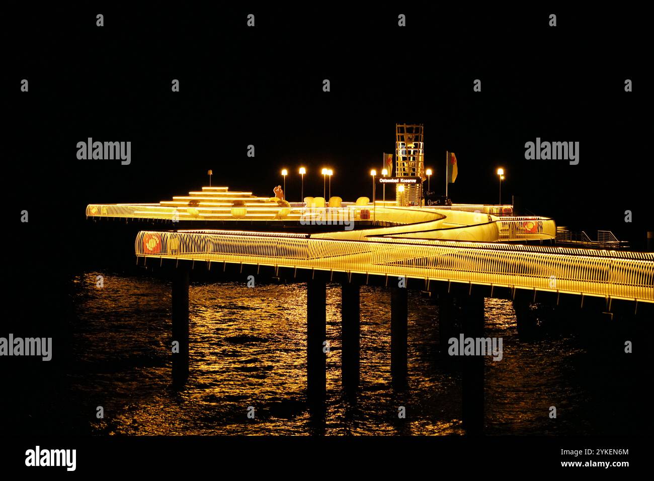Vue et débarcadère sur Usedom à Koserow. Prise de vue nocturne avec une belle ambiance lumineuse. Banque D'Images