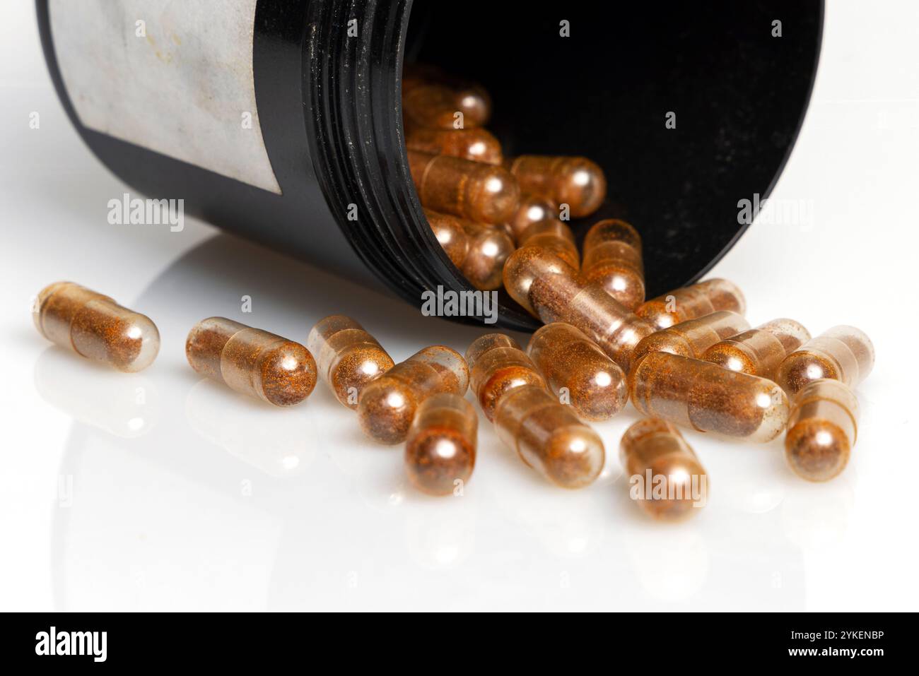 Poudre de champignons Cordyceps en capsules isolées sur fond blanc. Vie longue et saine, thème de longévité Banque D'Images