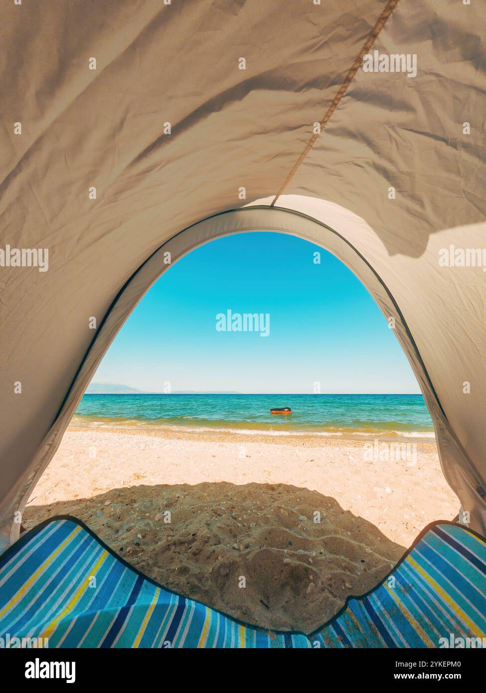 Vue de l'horizon au-dessus de l'eau de l'océan de tente de soleil sur la plage, mise au point sélective Banque D'Images