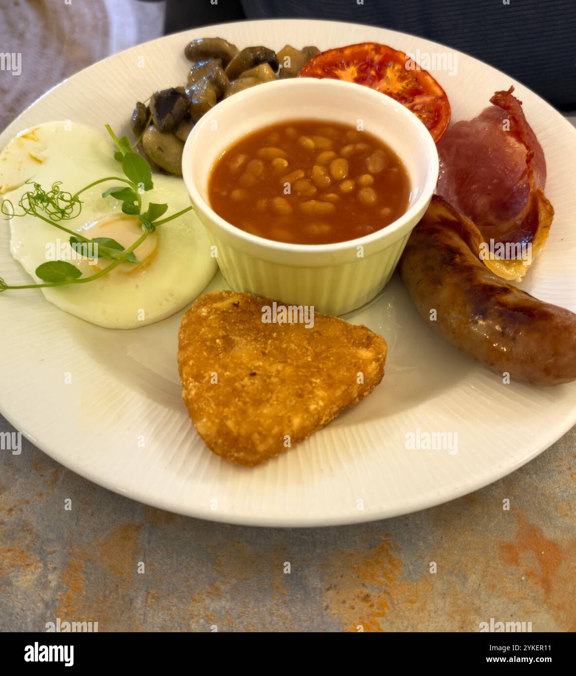 Petit déjeuner traditionnel frit sur assiette blanche Banque D'Images