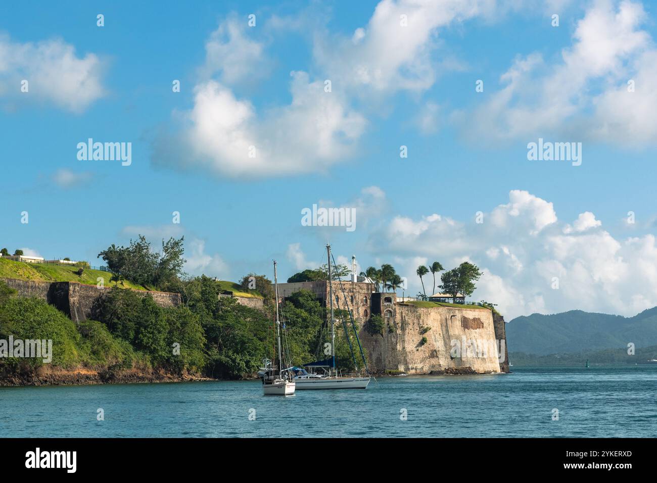 Fort-de-France, Martinique - 3 janvier 2018 : une vue panoramique du Fort Saint Louis par la baie avec un voilier ancré dans des eaux calmes. Banque D'Images