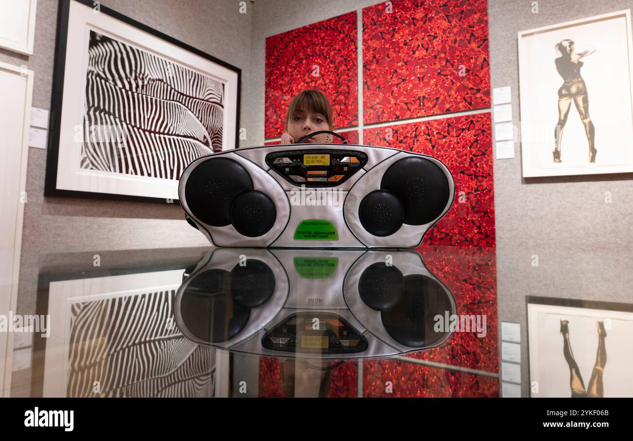 Bonhams, New Bond Street, Londres, Royaume-Uni. 18 novembre 2024. La vente pop X culture comprend des objets d'art, d'estampes, de mode et de culture populaire et a lieu le 19 novembre. Les faits saillants incluent : John Galliano (né en 1960) pour Christian Dior. Sac de piste extrêmement rare « Boom Box », automne 2001, estimation : 10 000 à 15 000 £. Un grand sac argenté conçu pour ressembler à un «système de haut-parleurs de basse» avec des cadrans en métal argenté, l'un indiquant «FM DIOR 30 AV. Crédit : Malcolm Park/Alamy Live News Banque D'Images