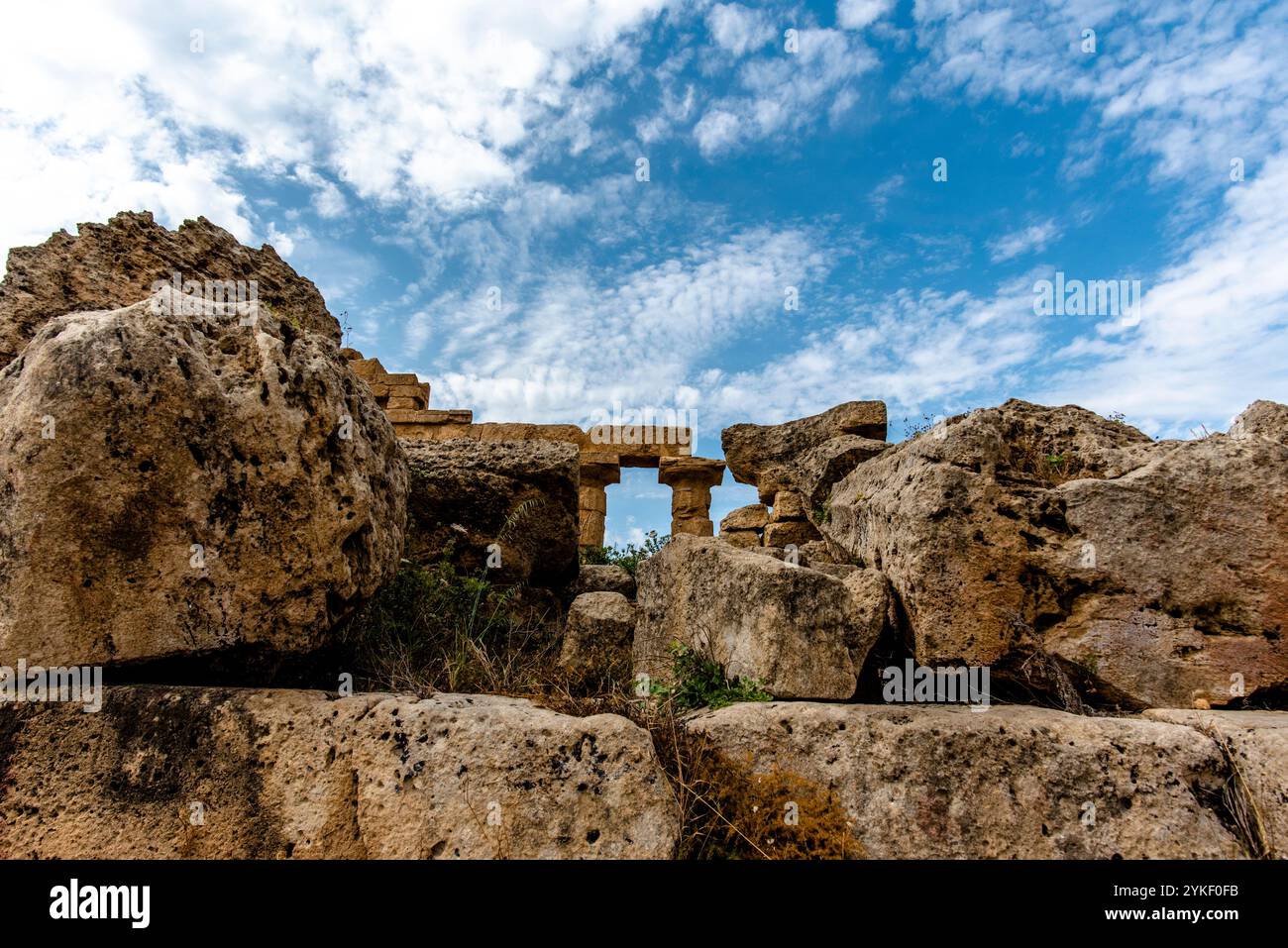 Vestiges du temple grec dans le parc archéologique de Selinunte Trapani Sicile Italie Banque D'Images Vestiges du temple grec dans le parc archéologique de Selinunte Trapani Sicile Italie Banque D'Images