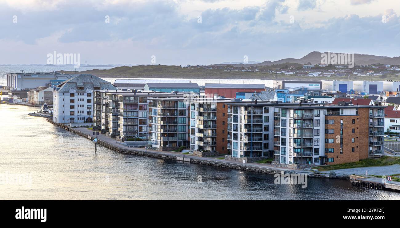 Haugesund, Norvège Norvège scandinavie, scène de village colorée Norvège avec divers bateaux au port de Haugesund Banque D'Images