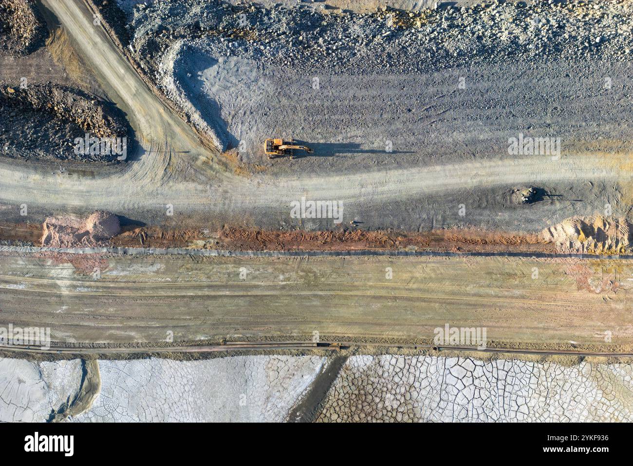 Une vue plongeante capture le terrain vibrant et accidenté et les machines de la mine historique Rio Tinto à Huelva, en Espagne. Les couleurs contrastées et textu Banque D'Images