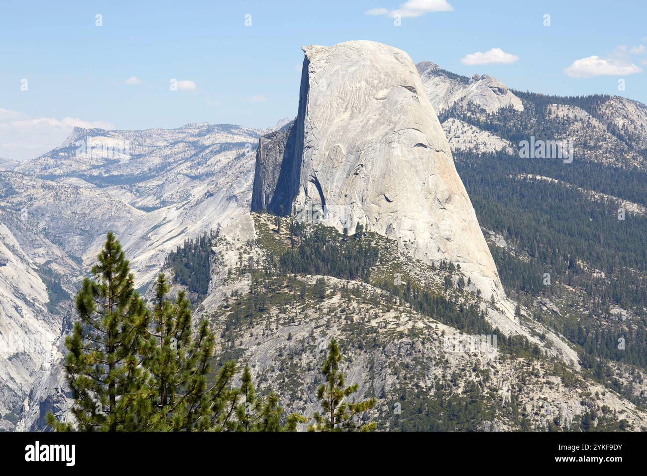 Une vue rapprochée de l'emblématique Half Dome dans le parc national de Yosemite L'imposante formation rocheuse granitique s'élève majestueusement au milieu de la nature accidentée environnante Banque D'Images