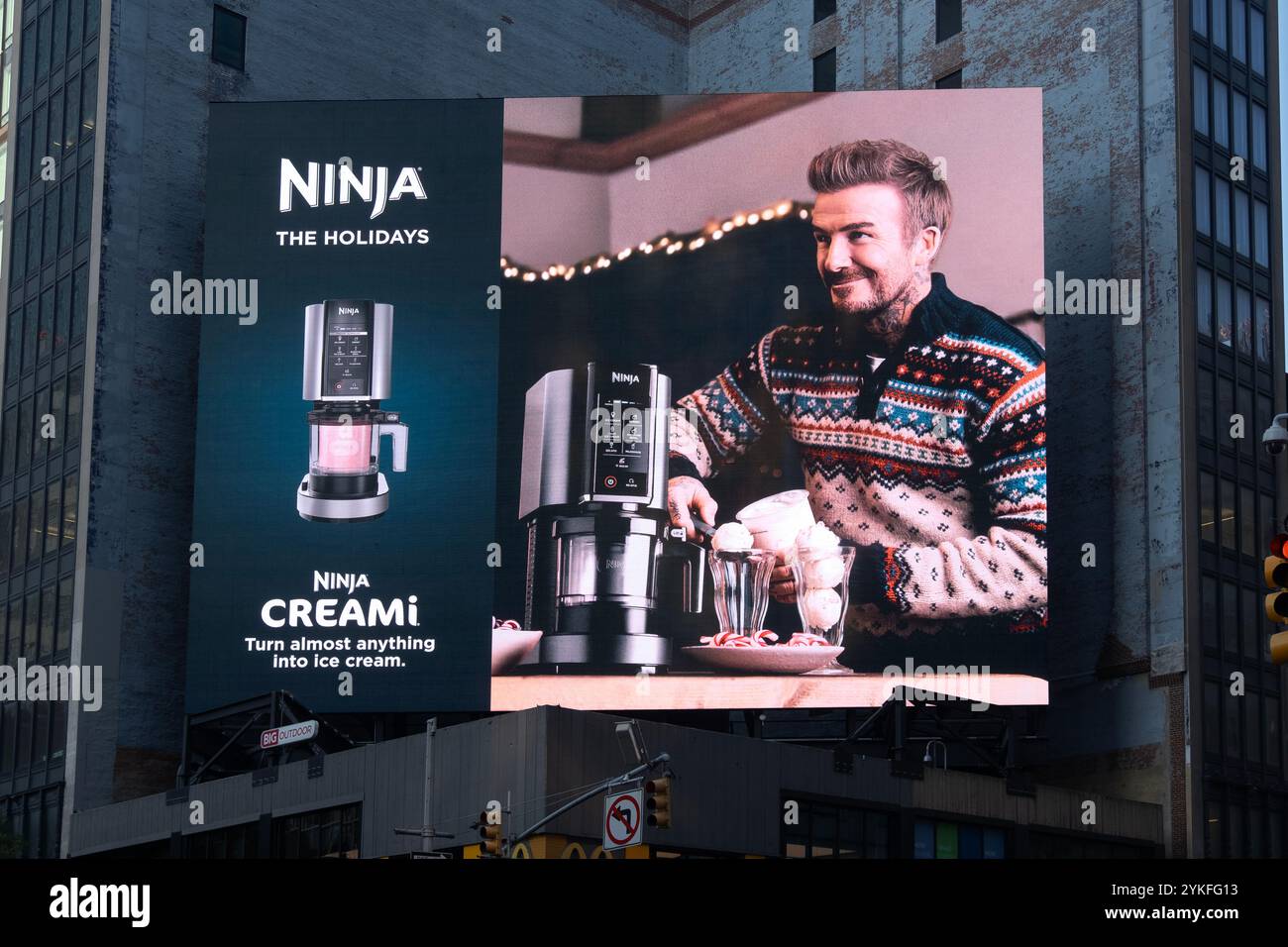 Une publicité électronique géante Ninja Creami, une machine à crème glacée, avec la star du football David Beckham. Sur 42nd Street & Broadway à Manhattan, NYC. Banque D'Images