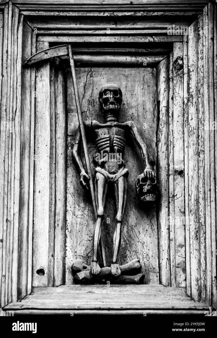 Gravure sur bois représentant la mort sur le portail de l'église à Sansepolcro, Arezzo, Toscane, Italie Banque D'Images