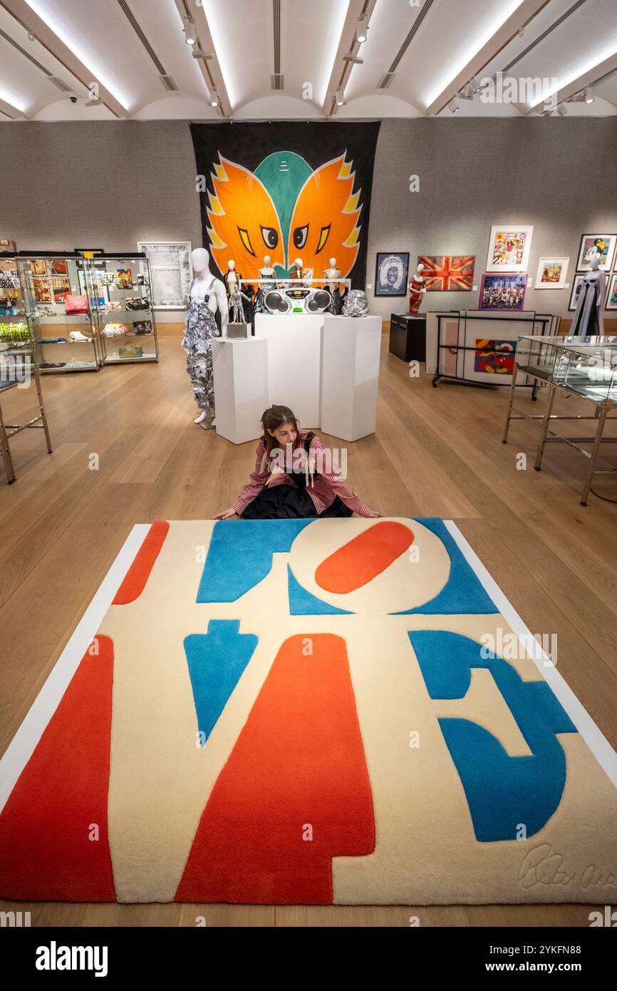 Londres, Royaume-Uni. 18 novembre 2024. Chosen Love, 1995, de Robert Indiana (1928-2018), estime £2 500 - £3 500 lors d’une prévisualisation de la vente Pop X culture de Bonhams. Des œuvres des genres Pop et Street Art et leur influence sur la mode, le cinéma, la musique et la culture des jeunes sont offertes dans une vente en ligne se terminant le 19 novembre dans les galeries Bonhams de New Bond Street. Credit : Stephen Chung / Alamy Live News Banque D'Images