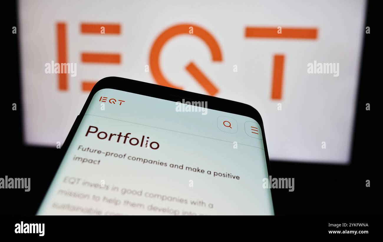 13 août 2024, Allemagne : dans cette illustration photo, un smartphone avec le site de la société de gestion de placements suédoise EQT AB est vu devant le logo de l'entreprise. (Crédit image : © timon Schneider/SOPA images via ZUMA Press Wire) USAGE ÉDITORIAL SEULEMENT ! Non destiné à UN USAGE commercial ! Banque D'Images