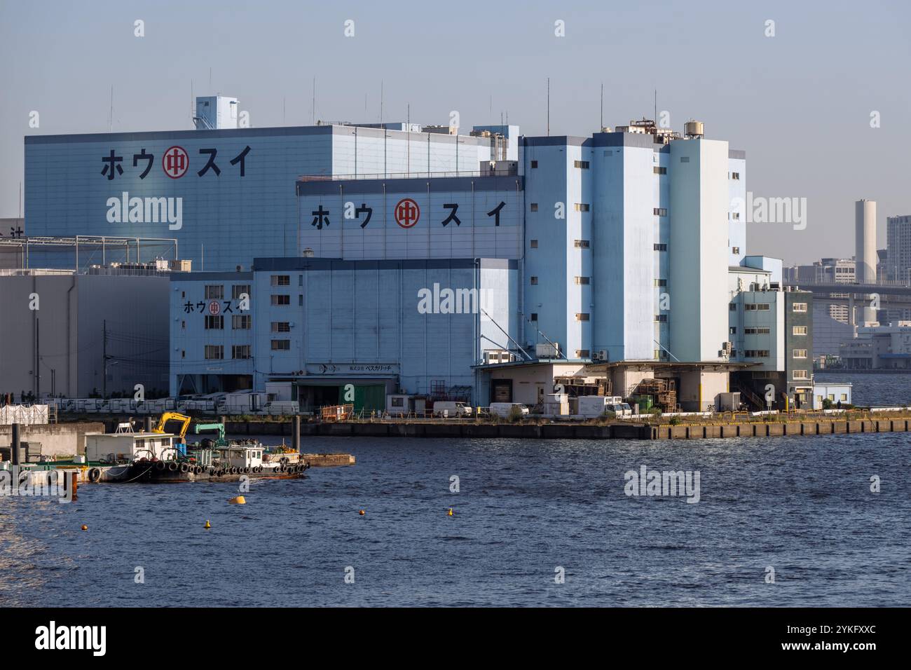 Vue d'une usine sur la rivière Sumida, la rivière principale qui traverse le centre-ville le 17 juin 2023 à Tokyo, Japon Banque D'Images