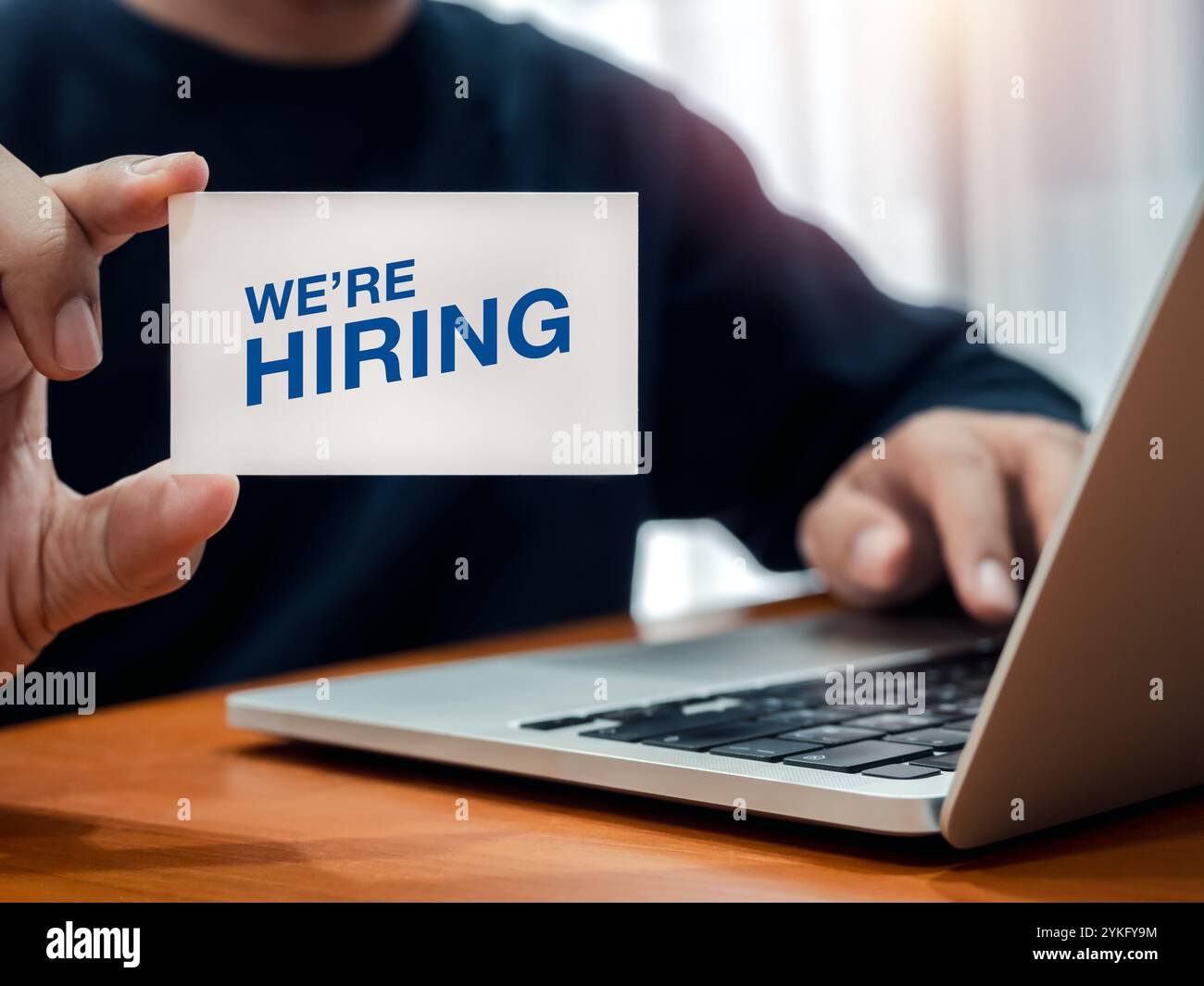 Ressources humaines (RH), recrutement de personnes, recrutement de personnel, concept de team building. Texte nous embauchons sur carte de visite blanche, tenue par la personne qui travaille Banque D'Images