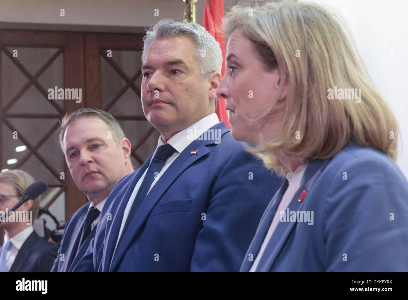 AUTRICHE ; VIENNE ; 20241118 ; L.-R. : Andreas Babler, président du Parti social-démocrate autrichien (SPOe), Karl Nehammer (OeVP) et Beate Meinl - Reisinger (NEOS) annoncent le début des pourparlers de coalition lors d'une conférence de presse à Vienne le 18 novembre 2024. // Österreich ; WIEN ; 20241118 ; L.-R. : Vorsitzender der Sozialdemokratische Partei Österreich (SPÖ) Andreas Babler, Bundeskanzler Karl Nehammer (ÖVP) und Beate Meinl - Reisinger (NEOS) geben während einer Pressekonferenz in Wien am 18. Novemver 2024 die Aufnahme der Koallitionsgespräche bekannt. - 20241118 PD2601 Banque D'Images