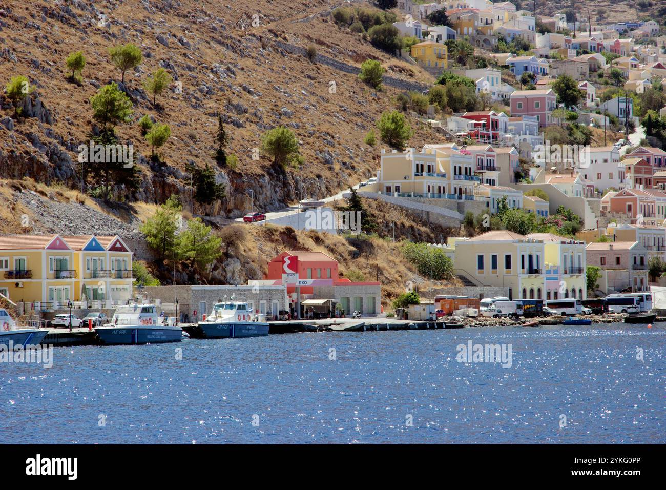 Le port de la ville de Symi sur l'île grecque de Symi dans la chaîne d'îles du Dodécanèse, avec ses maisons colorées dans des styles néo-classiques. Banque D'Images
