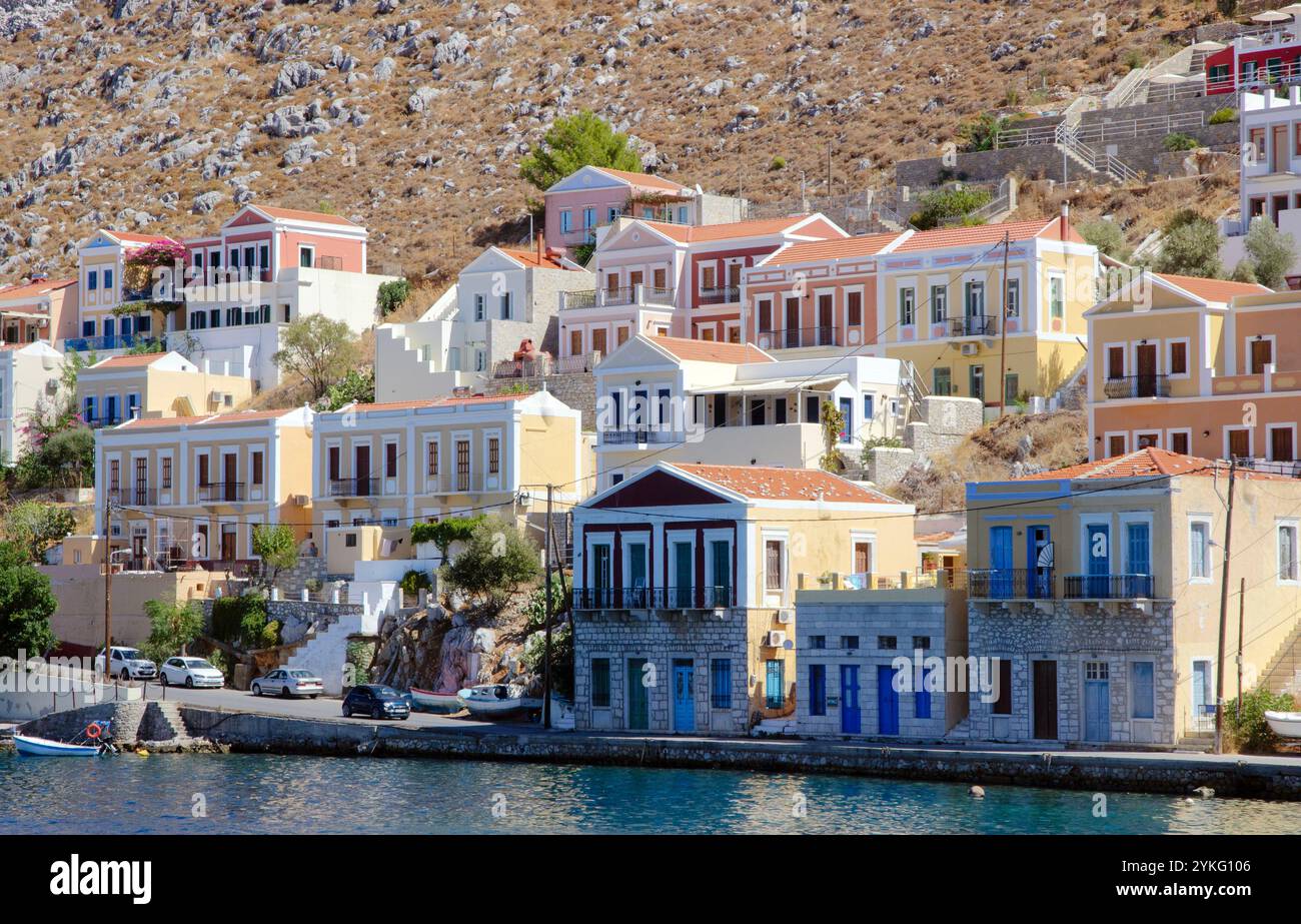 Le port de la ville de Symi sur l'île grecque de Symi dans la chaîne d'îles du Dodécanèse, avec ses maisons colorées dans des styles néo-classiques. Banque D'Images