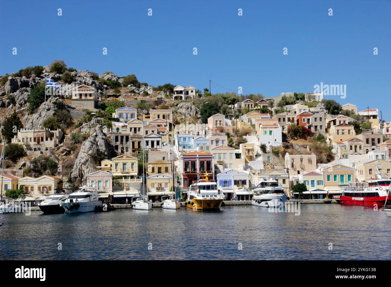 Le port de la ville de Symi sur l'île grecque de Symi dans la chaîne d'îles du Dodécanèse, avec ses maisons colorées dans des styles néo-classiques. Banque D'Images