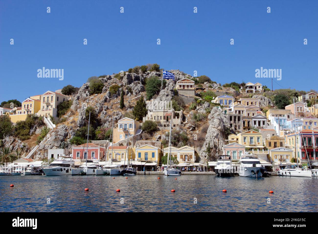 Le port de la ville de Symi sur l'île grecque de Symi dans la chaîne d'îles du Dodécanèse, avec ses maisons colorées dans des styles néo-classiques. Banque D'Images