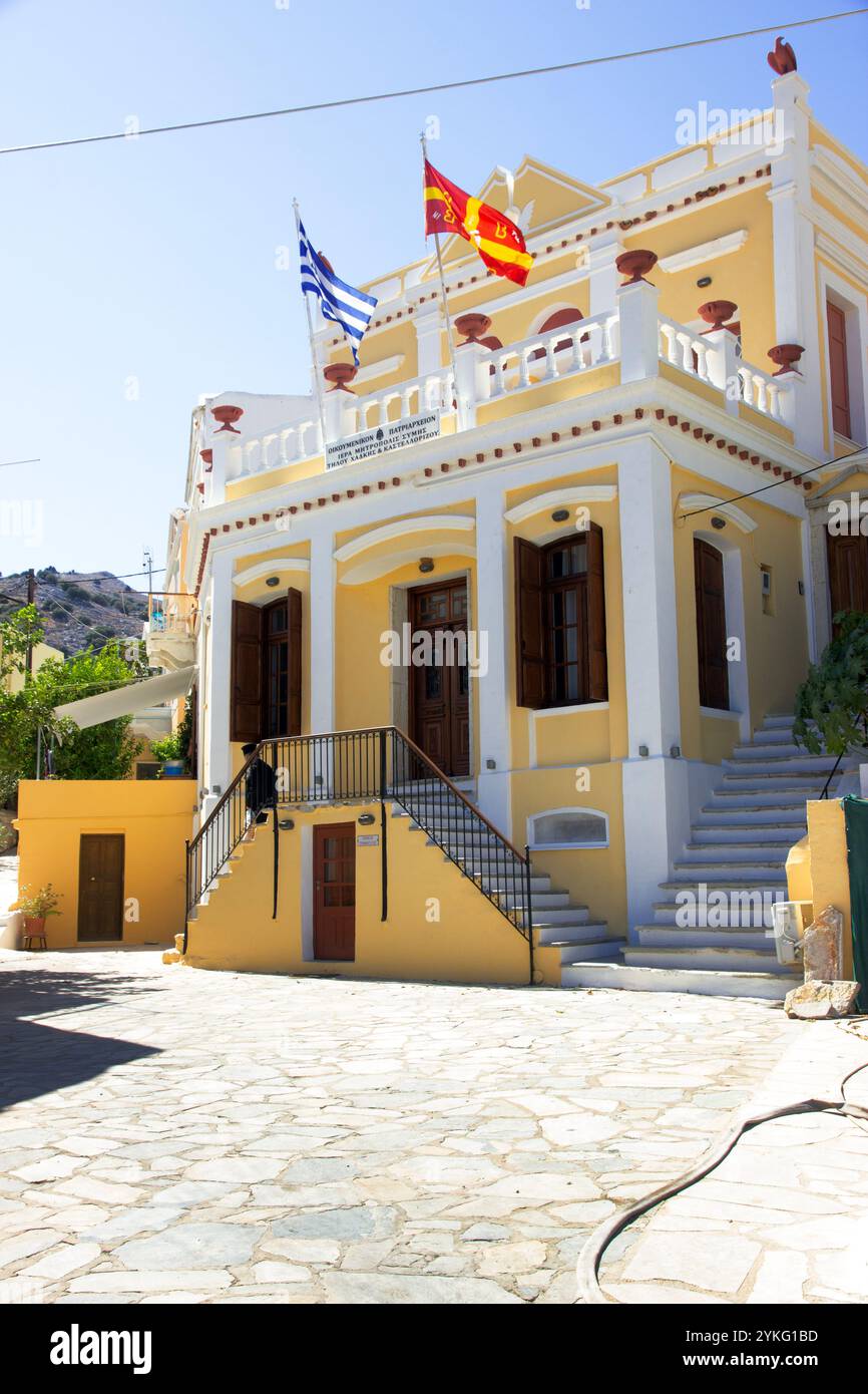 Le port de la ville de Symi sur l'île grecque de Symi dans la chaîne d'îles du Dodécanèse, avec ses maisons colorées dans des styles néo-classiques. Banque D'Images