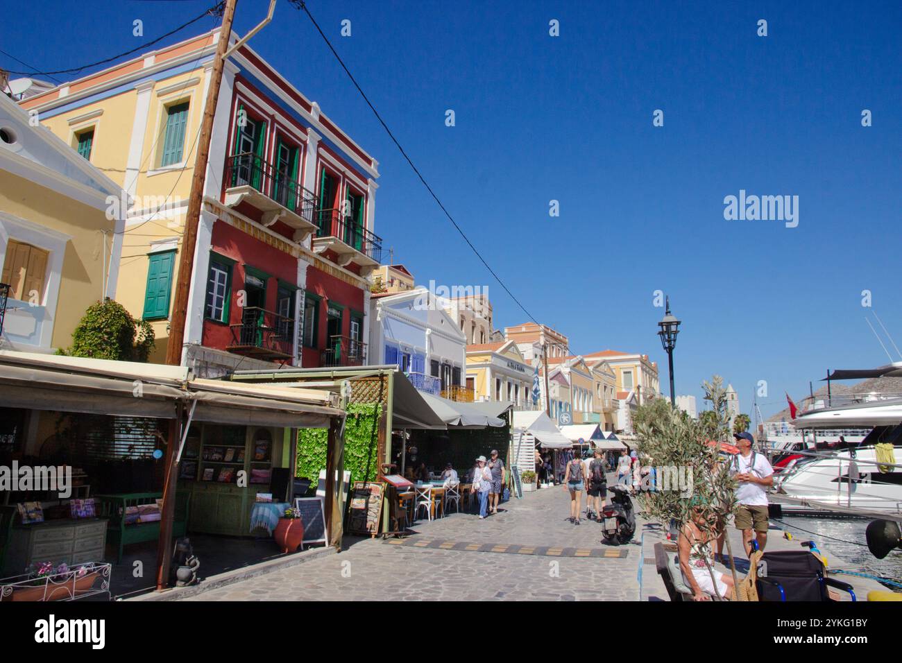 Le port de la ville de Symi sur l'île grecque de Symi dans la chaîne d'îles du Dodécanèse, avec ses maisons colorées dans des styles néo-classiques. Banque D'Images