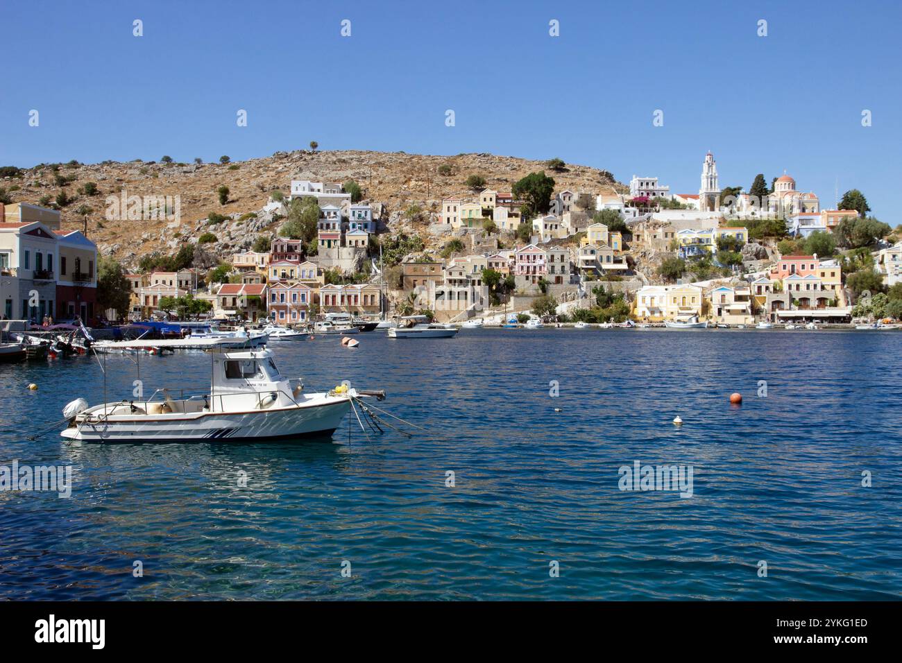 Le port de la ville de Symi sur l'île grecque de Symi dans la chaîne d'îles du Dodécanèse, avec ses maisons colorées dans des styles néo-classiques. Banque D'Images