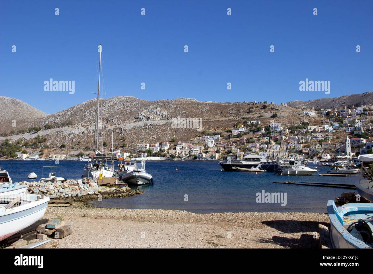 Le port de la ville de Symi sur l'île grecque de Symi dans la chaîne d'îles du Dodécanèse, avec ses maisons colorées dans des styles néo-classiques. Banque D'Images