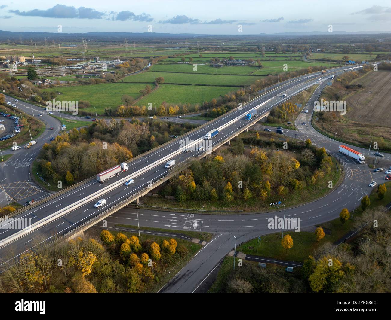 Trafic sur l'autoroute M53 sortie 10 rond-point à Ellesmere Port, Wirral, Angleterre Banque D'Images