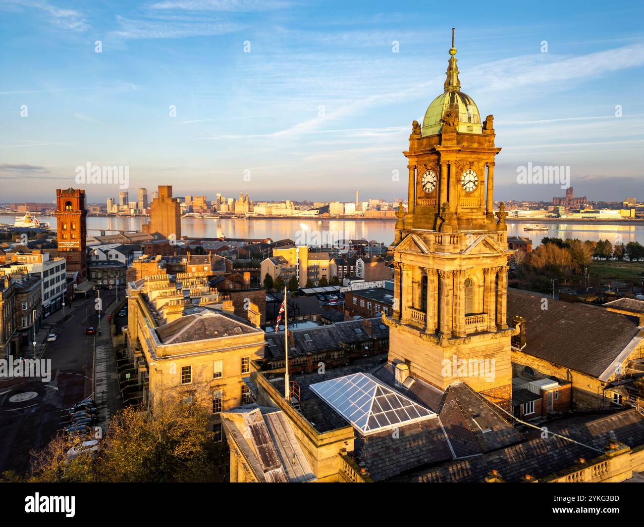 Tour de l'horloge de l'hôtel de ville de Hamilton Square dans la lumière du soir, Birkenhead, Angleterre Banque D'Images