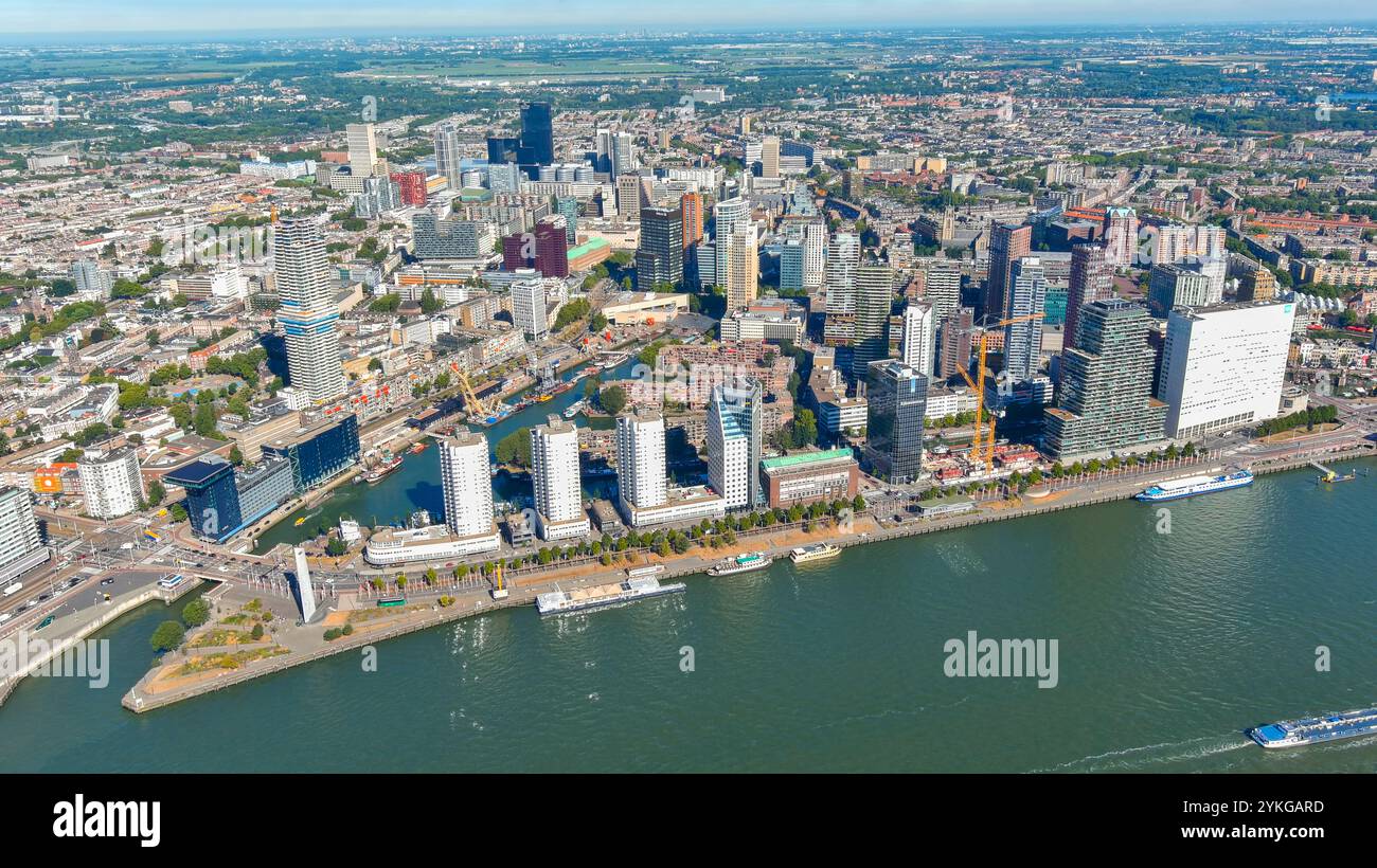 Les gratte-ciel de Rotterdam présentent une architecture moderne, des voies navigables et une vie urbaine animée capturés sous un ciel lumineux et ensoleillé Banque D'Images