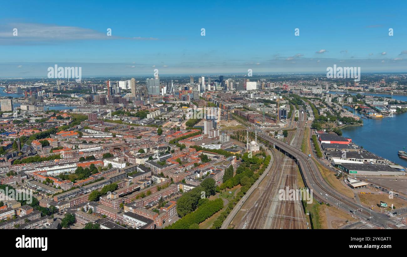 Vue aérienne étendue des zones résidentielles et industrielles de Rotterdam, mettant en valeur la connectivité urbaine et les voies navigables Banque D'Images