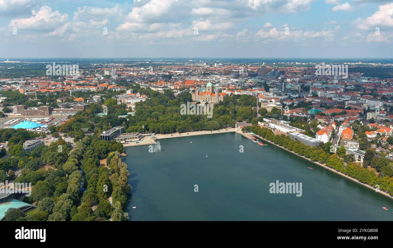 Vue aérienne panoramique sur le lac Maschsee de Hanovre et le paysage urbain environnant, un beau mélange de nature et de vie urbaine.|` Banque D'Images