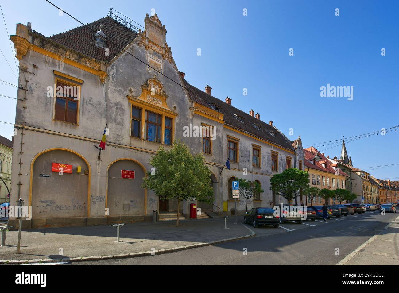 sibiu, roumanie - 25 juin 2017 : rues étroites du centre-ville de sibiu. tourisme urbain. patrimoine architectural par une journée ensoleillée. destination de voyage populaire o Banque D'Images