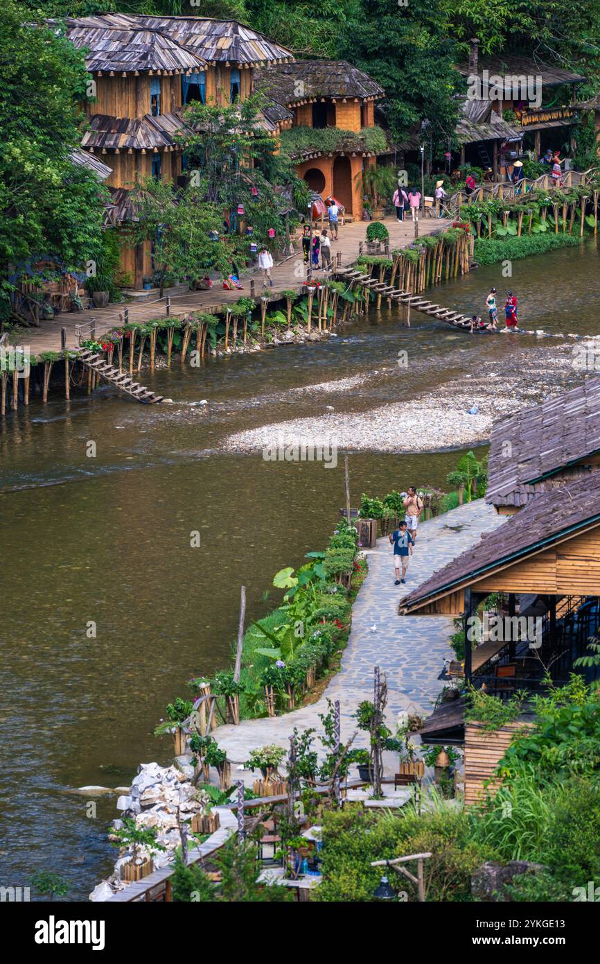 Ceci est une vue de Cat Cat Cat Village, une destination touristique populaire le long de la rivière le 06 juillet 2023 à Sapa, Vietnam Banque D'Images