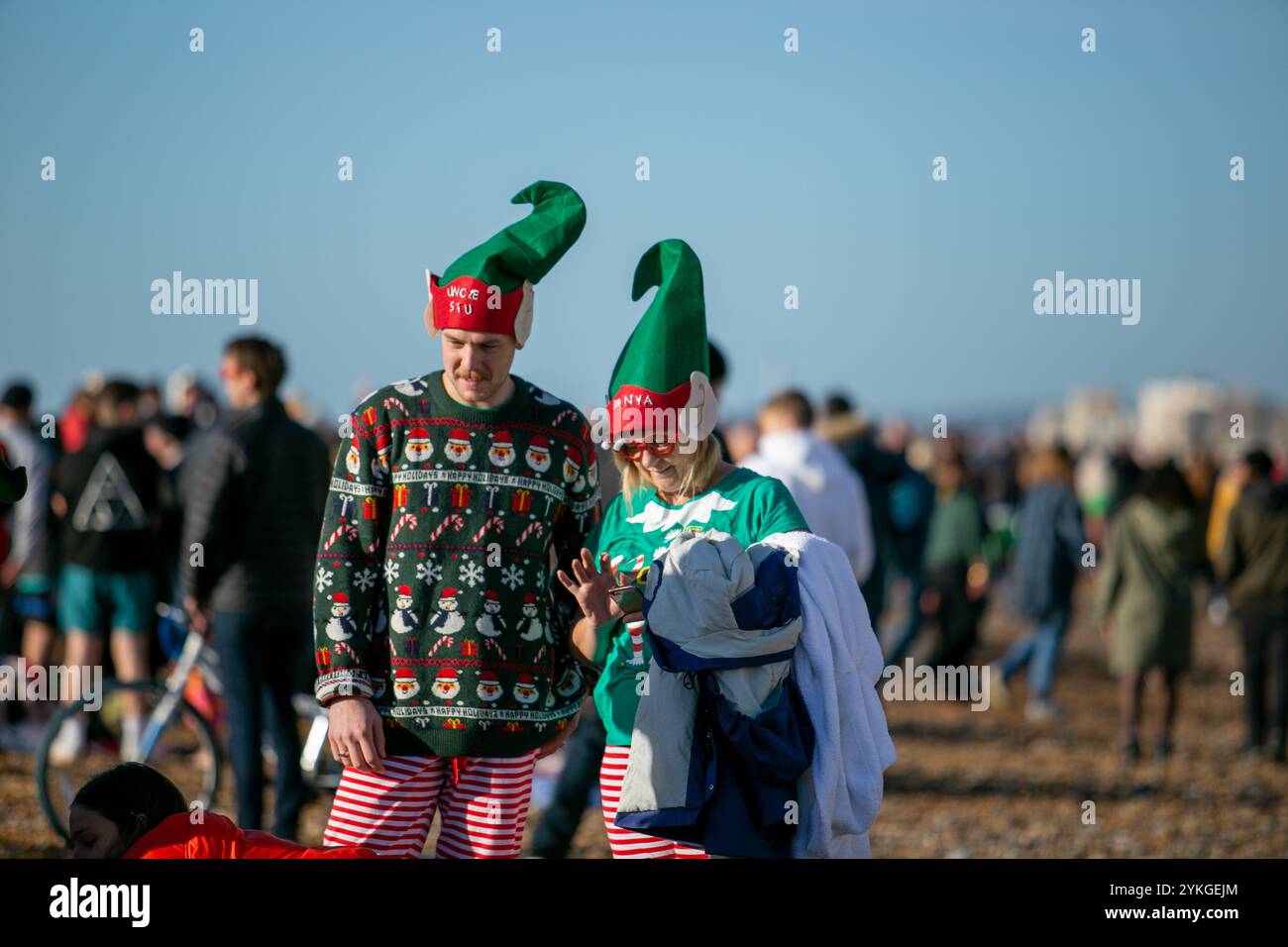 Brighton, Royaume-Uni. 25 décembre 2019. Des centaines de personnes se rassemblent sur la plage de Brighton pour leur baignade annuelle le jour de Noël. Malgré les préoccupations du conseil en matière de sécurité et les grosses vagues de la mer, plusieurs nageurs ont pris part à la baignade de Noël de cette année au large de la plage de Brighton dans leurs bikinis, shorts de bain et tenues du Père Noël Banque D'Images