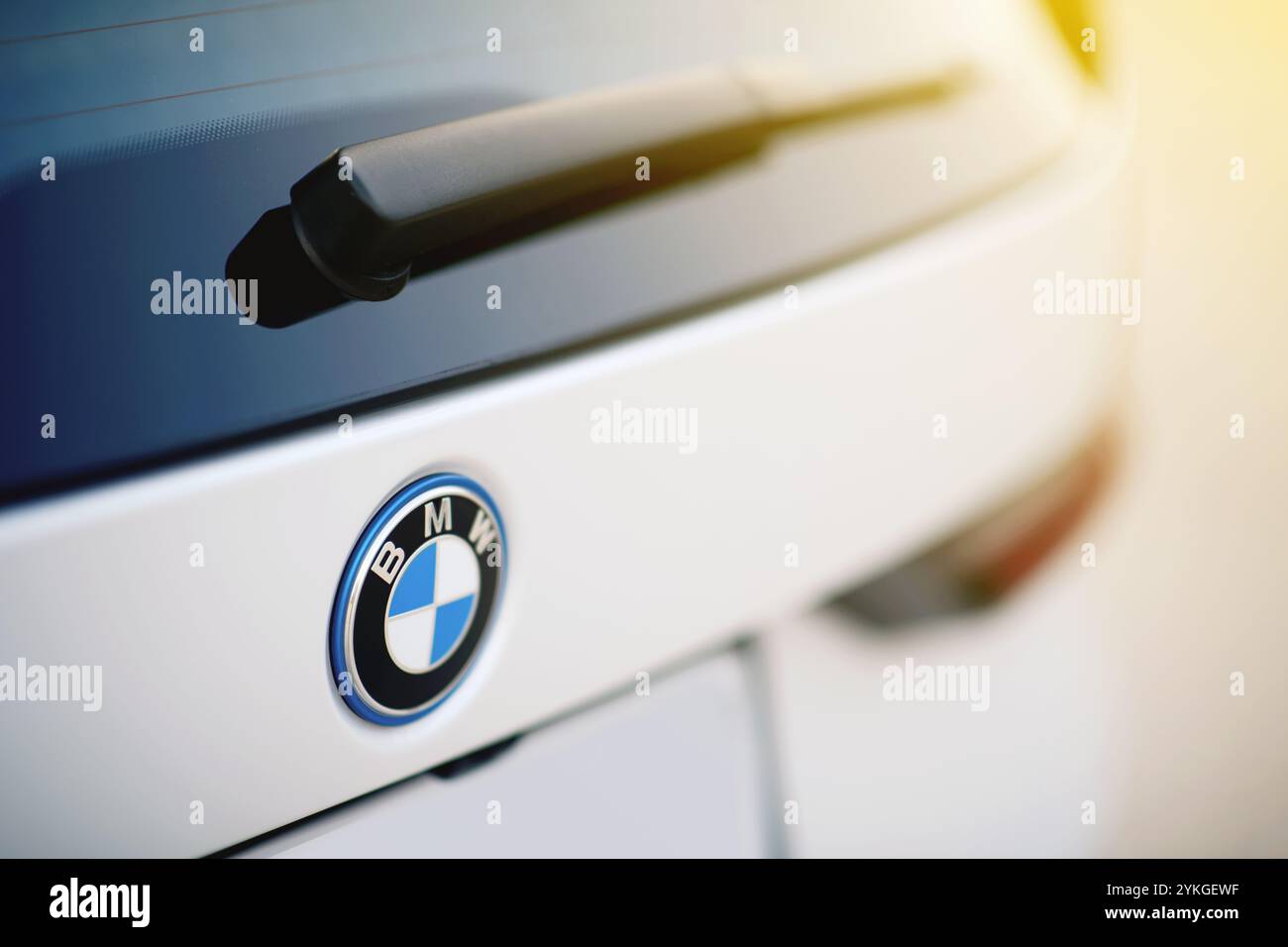 Izmir, Turquie - 11 novembre 2024 : gros plan du logo BMW arrière sur le SUV électrique IX1 eDrive au coucher du soleil, mettant en valeur l'élégante marque et le d premium Banque D'Images