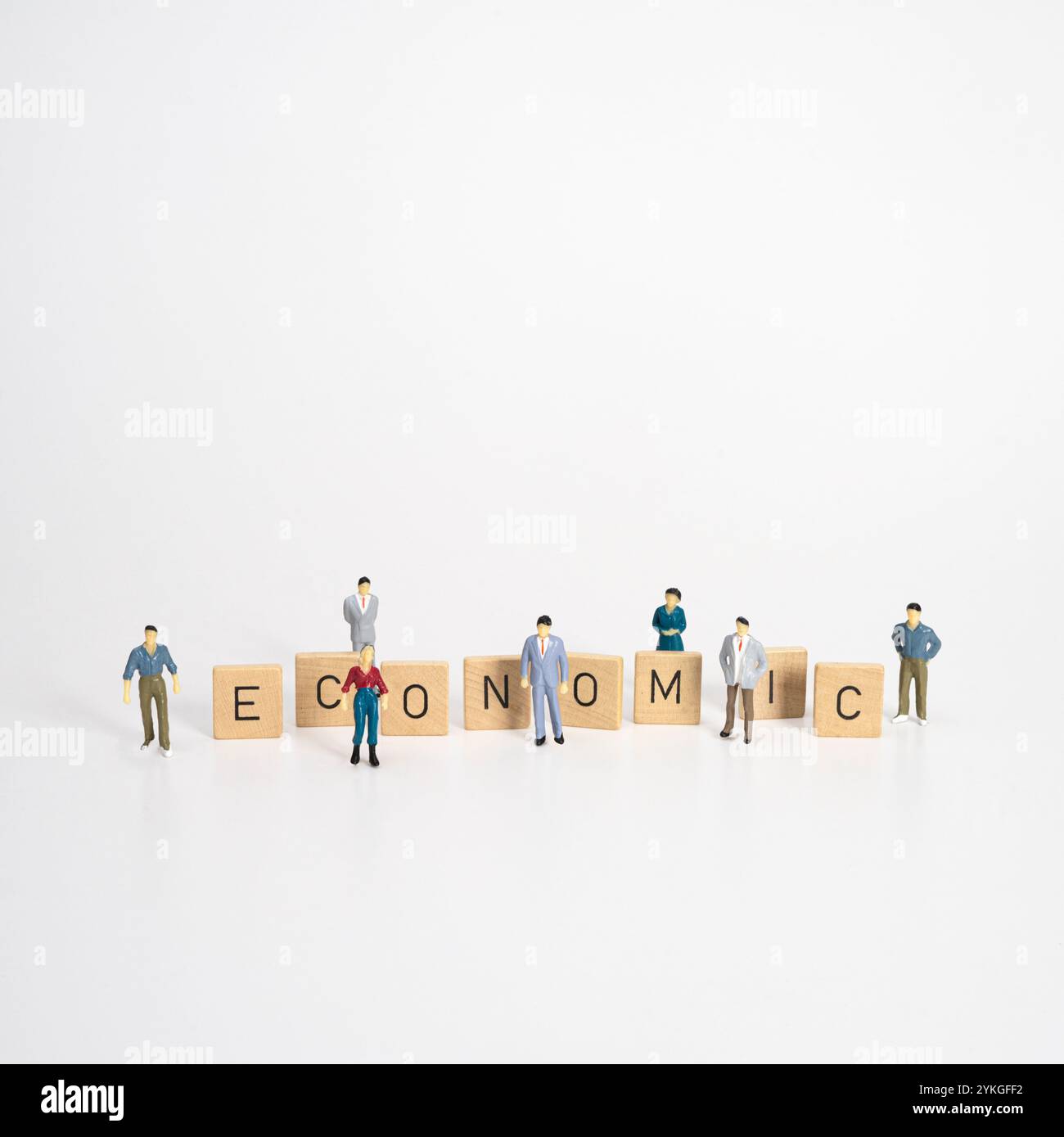 le mot économique entre quelques petits mannequins Banque D'Images