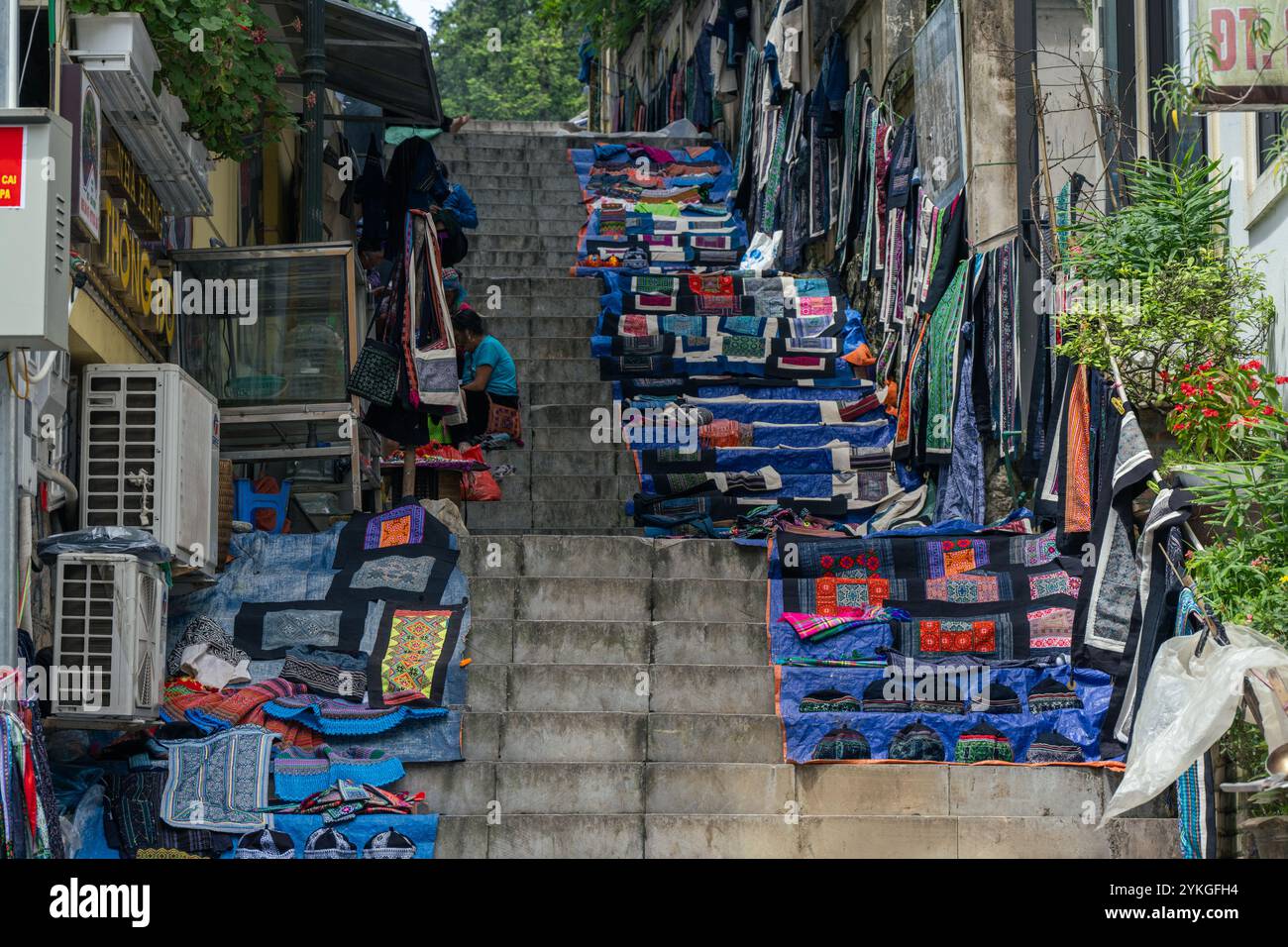 Vue d'une rue locale avec des textiles à vendre, ces vendeurs de rue sont populaires à Sapa pour leurs produits artisanaux traditionnels le 08 juillet 2023 à Sapa, Banque D'Images