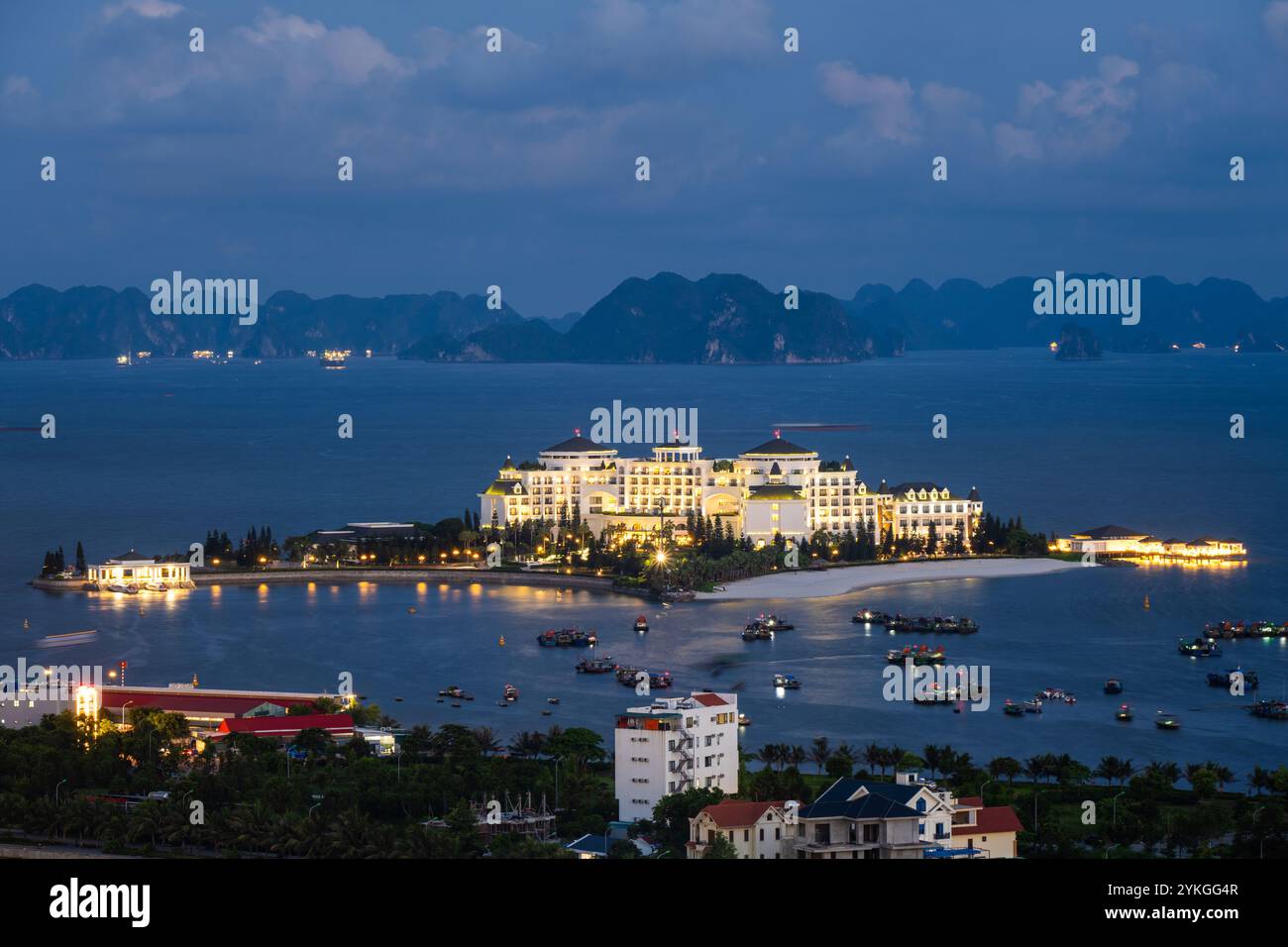 Il s'agit d'une vue nocturne du Vinpearl Resort and Spa, une attraction célèbre sur une île dans l'océan le 10 juillet 2023 dans la baie d'Ha long, Vietnam Banque D'Images