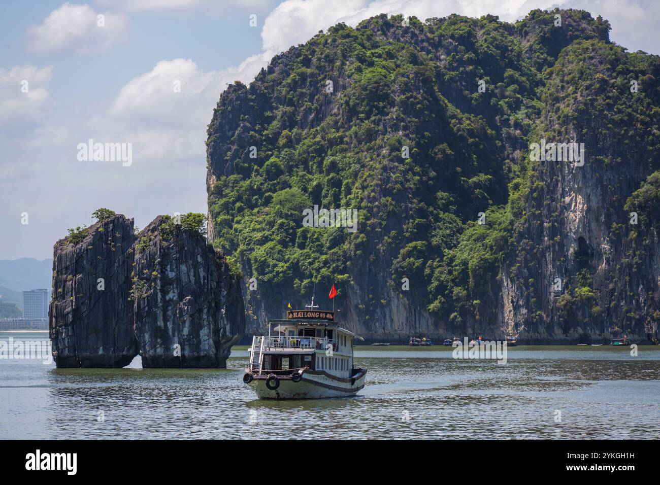 Vue d'un bateau dans l'océan dans la baie d'Ha long, une destination de voyage populaire le 12 juillet 2023 dans la baie d'Ha long, Vietnam Banque D'Images