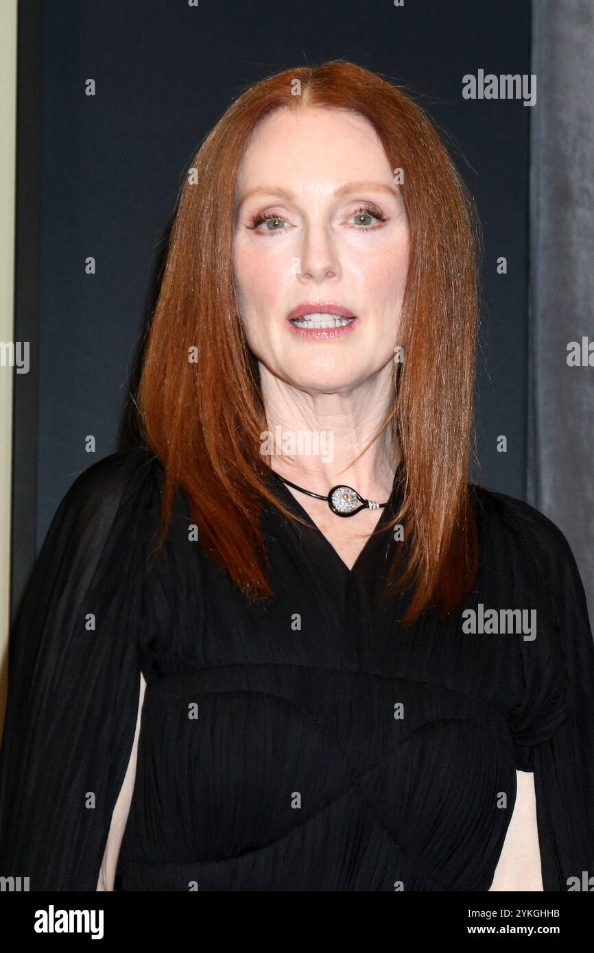 Los Angeles, États-Unis. 17, novembre 2024. De gauche à droite, Julianne Moore aux Governors Awards 2024. Crédit : Kathy Hutchins / Alamy Live News Banque D'Images