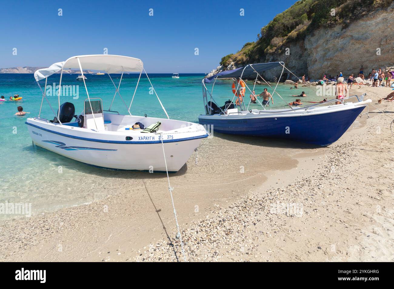 Zakynthos, Grèce - 16 août 2016 : deux bateaux à moteur sont à la plage, les touristes se reposent à proximité Banque D'Images