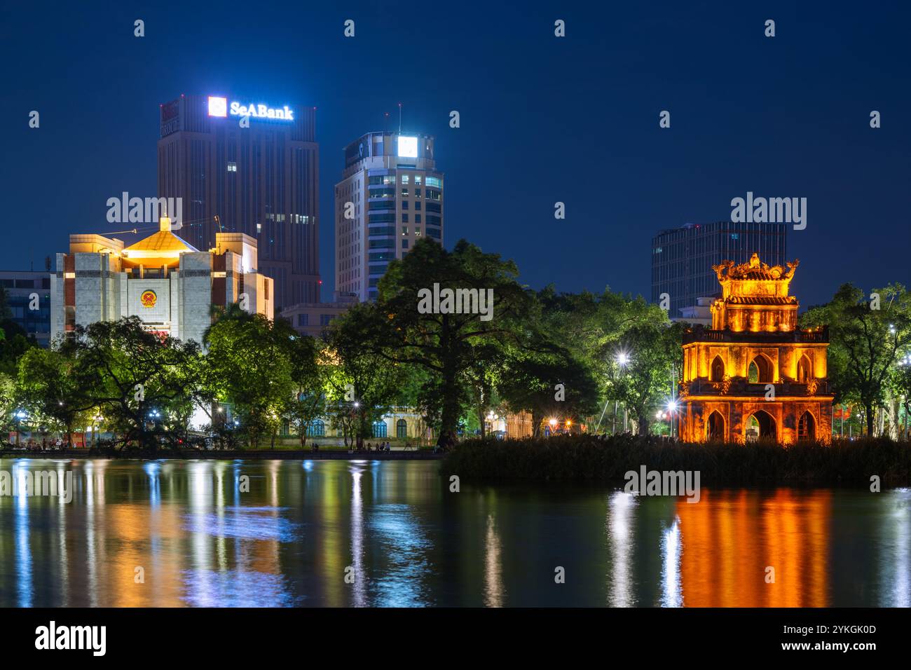 Il s'agit d'une vue nocturne de l'horizon et du célèbre temple Ngoc son sur le lac Hoan Kiem le 15 juillet 2023 à Hanoi, Vietnam Banque D'Images