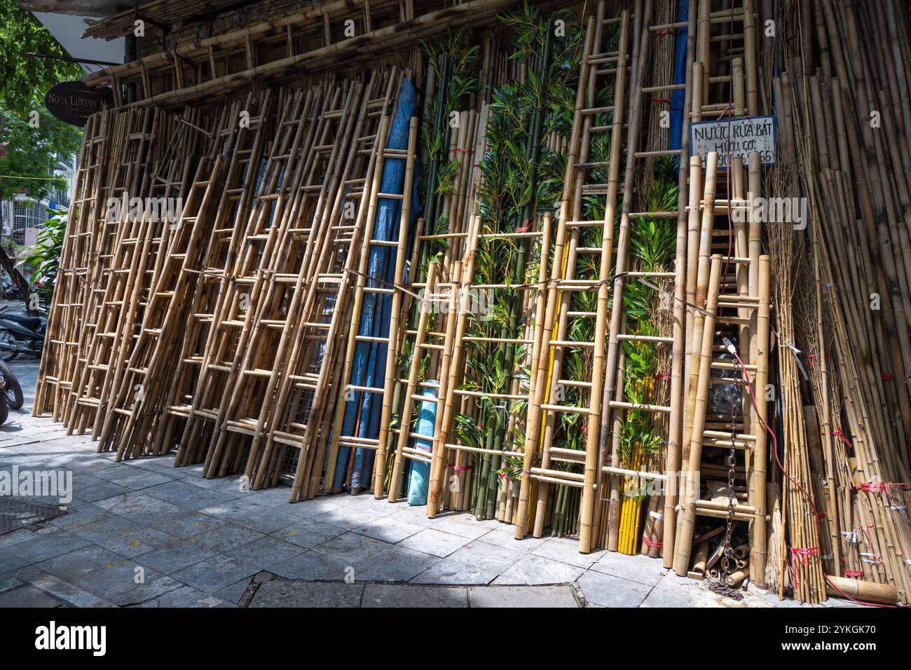 Magasin de bambou vendant des échelles et des produits artisanaux traditionnels dans le vieux quartier le 16 juillet 2023 à Hanoi, Vietnam Banque D'Images