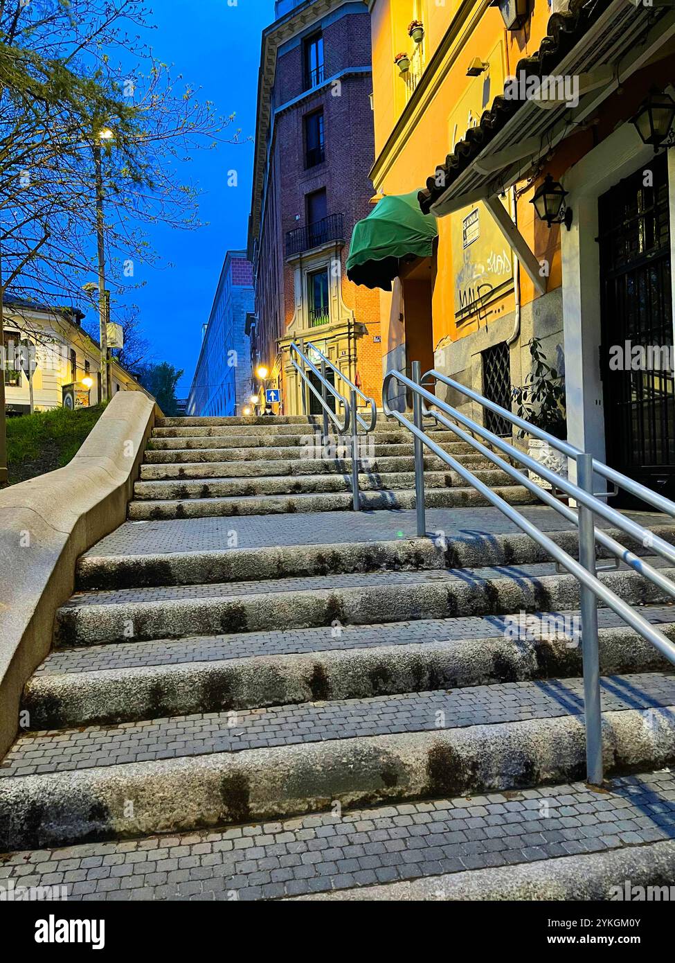 Escaliers, vue de nuit. Princesa Street, Madrid, Espagne. Banque D'Images