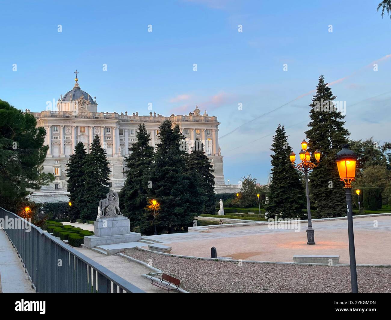 Jardins Sabatini et Palais Royal, vue de nuit. Madrid, Espagne. - Image de stock capturée avec un smartphone