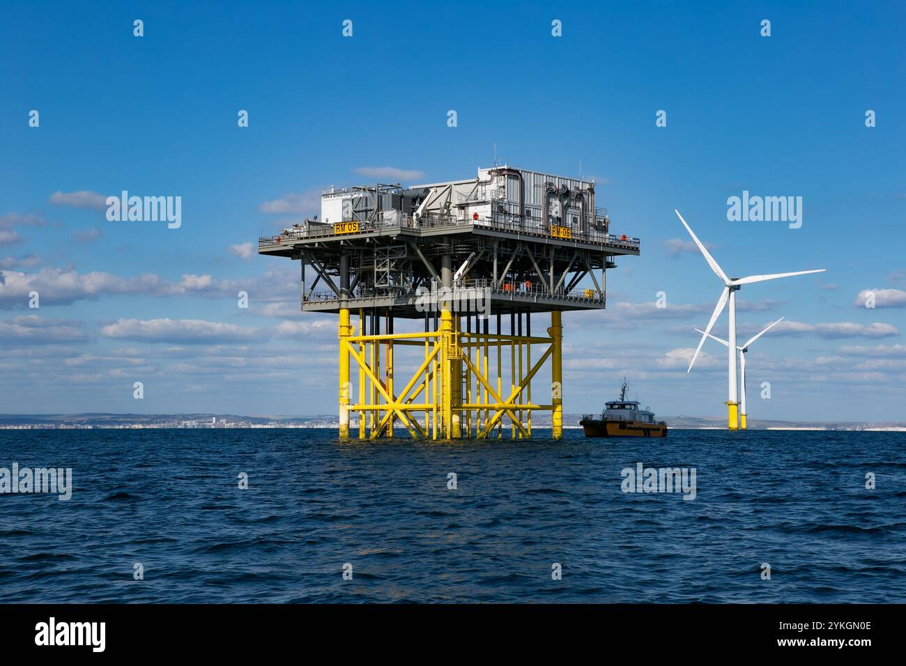 Brighton, Royaume-Uni. 08 septembre 2019. Rampion Offshore Wind Farm est le premier parc éolien au large de la côte sud du Royaume-Uni. Puisqu'il produit de l'électricité à partir du vent, le parc éolien de Rampion produit de l'électricité verte alternative aux formes de production d'électricité à plus forte teneur en carbone. Le site comprend 116 éoliennes situées sur une superficie de 72 kilomètres carrés située entre 13 et 20 kilomètres au large de la côte anglaise du Sussex. Le parc éolien est pleinement opérationnel et devrait générer près de 1 400 gigawattheures (GWh) d’électricité chaque année, ce qui équivaut à la consommation électrique annuelle de la moitié des foyers du Sussex. Le Banque D'Images